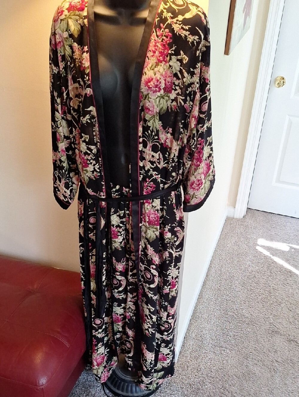Oscar de la Renta Black Floral Satin Robe with Pink Accents